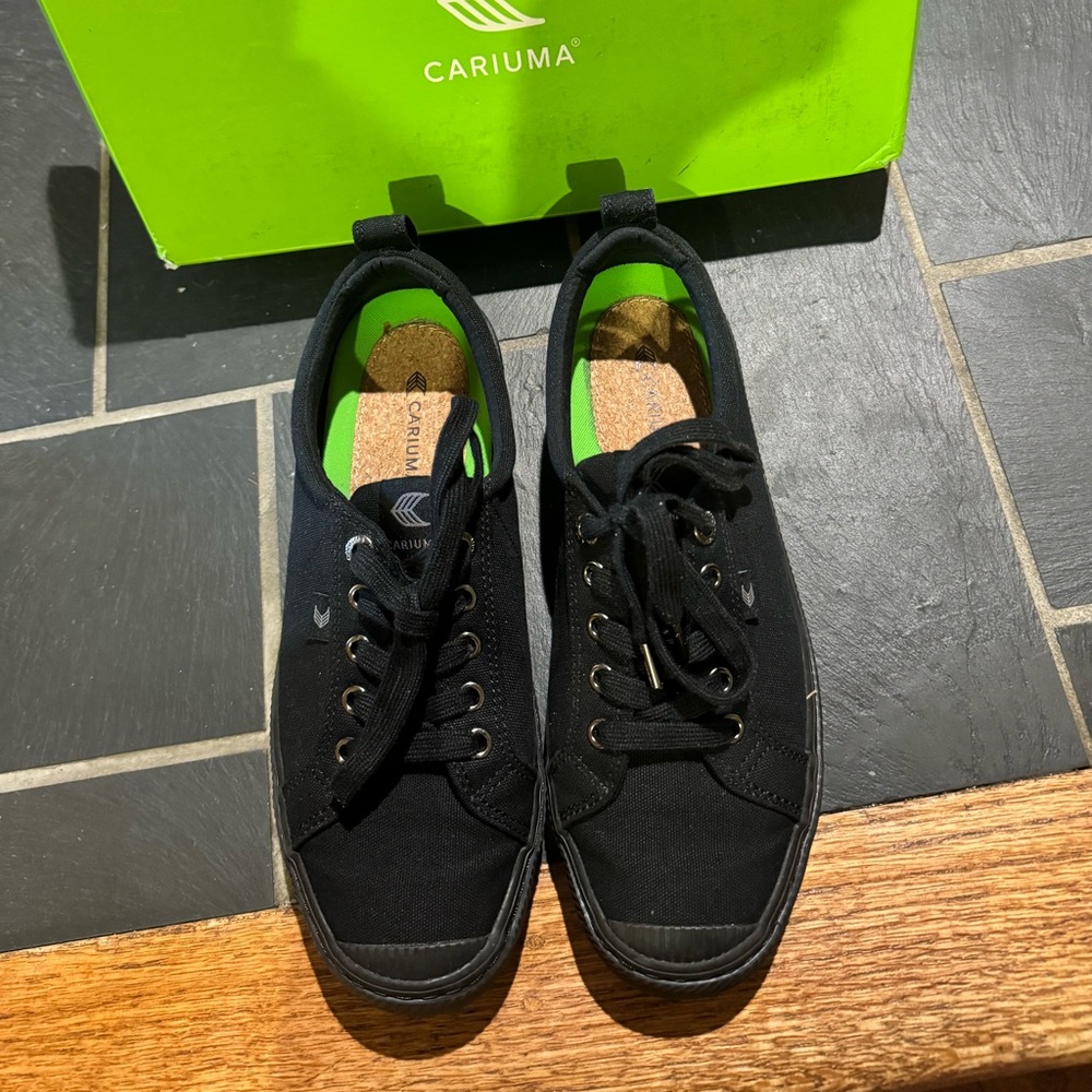 CARIUMA: oca low all black canvas sneakers size 9